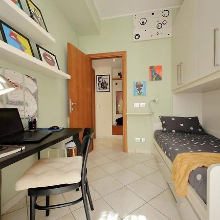 Relax Rome With 2 Balconies - 2 Bedroom Flat, 3Rd Floor With Lift, High Comfort, Quite, A Walk From Urban Train Station Gemelli And Metro A Stops Battistini & Cornelia Connecting To Center In 20 Minutes, 2 Steps From Bus Stop, Cycle Path, Groceries Buitenkant foto