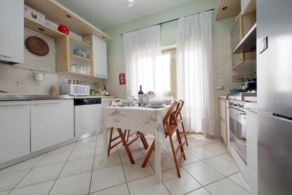 Relax Rome With 2 Balconies - 2 Bedroom Flat, 3Rd Floor With Lift, High Comfort, Quite, A Walk From Urban Train Station Gemelli And Metro A Stops Battistini & Cornelia Connecting To Center In 20 Minutes, 2 Steps From Bus Stop, Cycle Path, Groceries Buitenkant foto