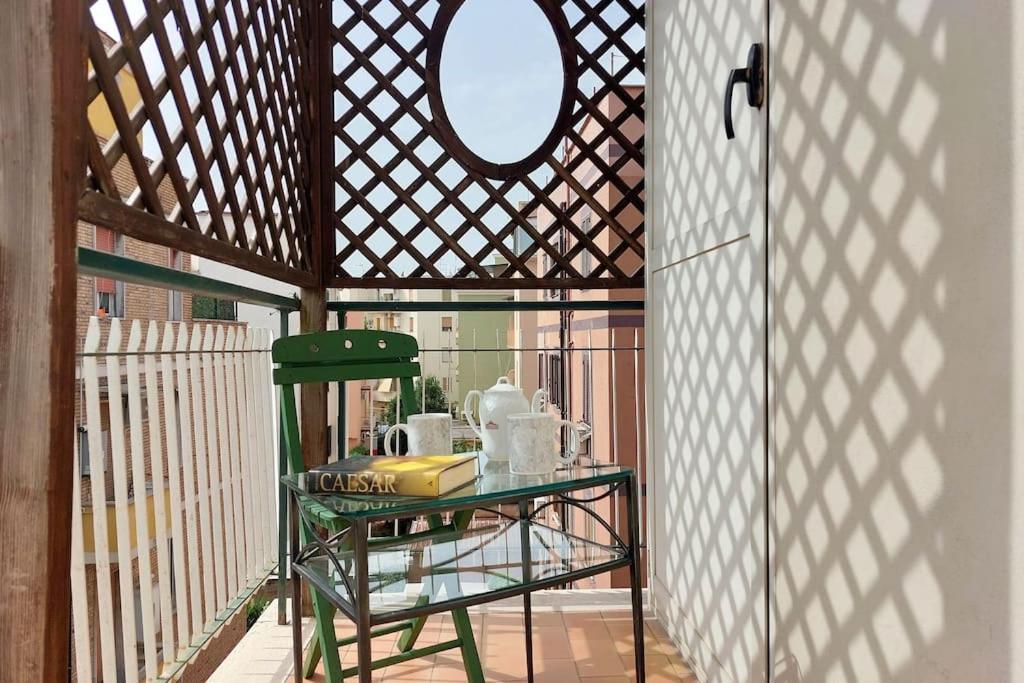 Relax Rome With 2 Balconies - 2 Bedroom Flat, 3Rd Floor With Lift, High Comfort, Quite, A Walk From Urban Train Station Gemelli And Metro A Stops Battistini & Cornelia Connecting To Center In 20 Minutes, 2 Steps From Bus Stop, Cycle Path, Groceries Buitenkant foto