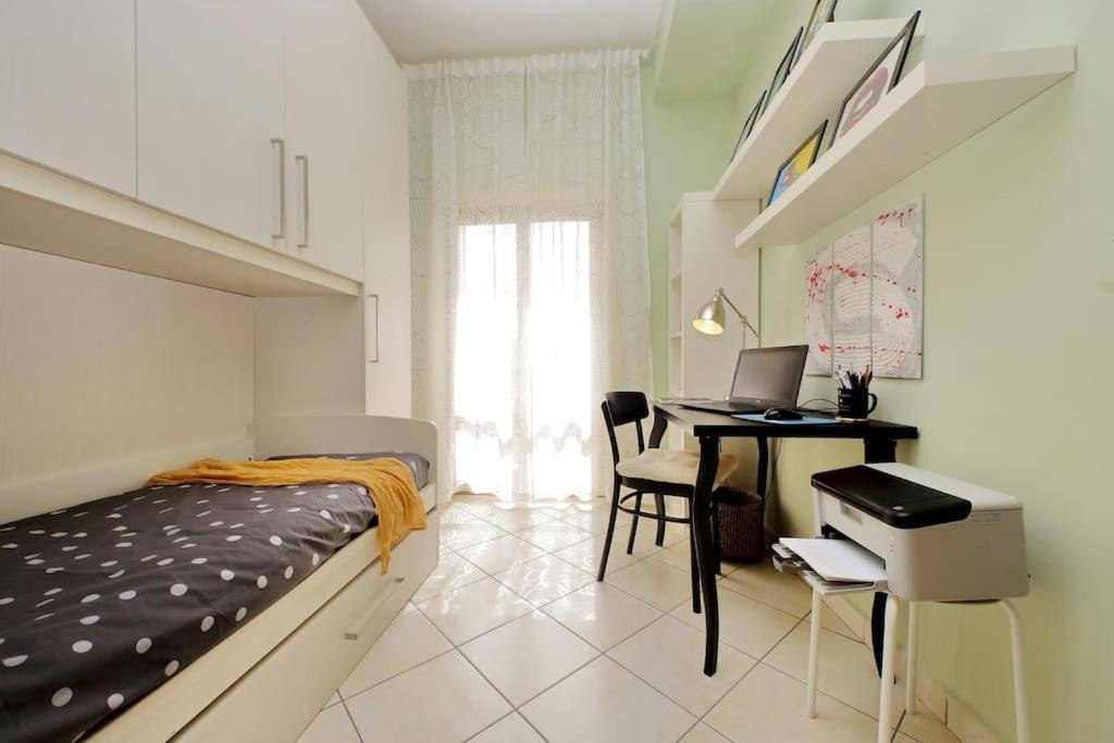 Relax Rome With 2 Balconies - 2 Bedroom Flat, 3Rd Floor With Lift, High Comfort, Quite, A Walk From Urban Train Station Gemelli And Metro A Stops Battistini & Cornelia Connecting To Center In 20 Minutes, 2 Steps From Bus Stop, Cycle Path, Groceries Buitenkant foto