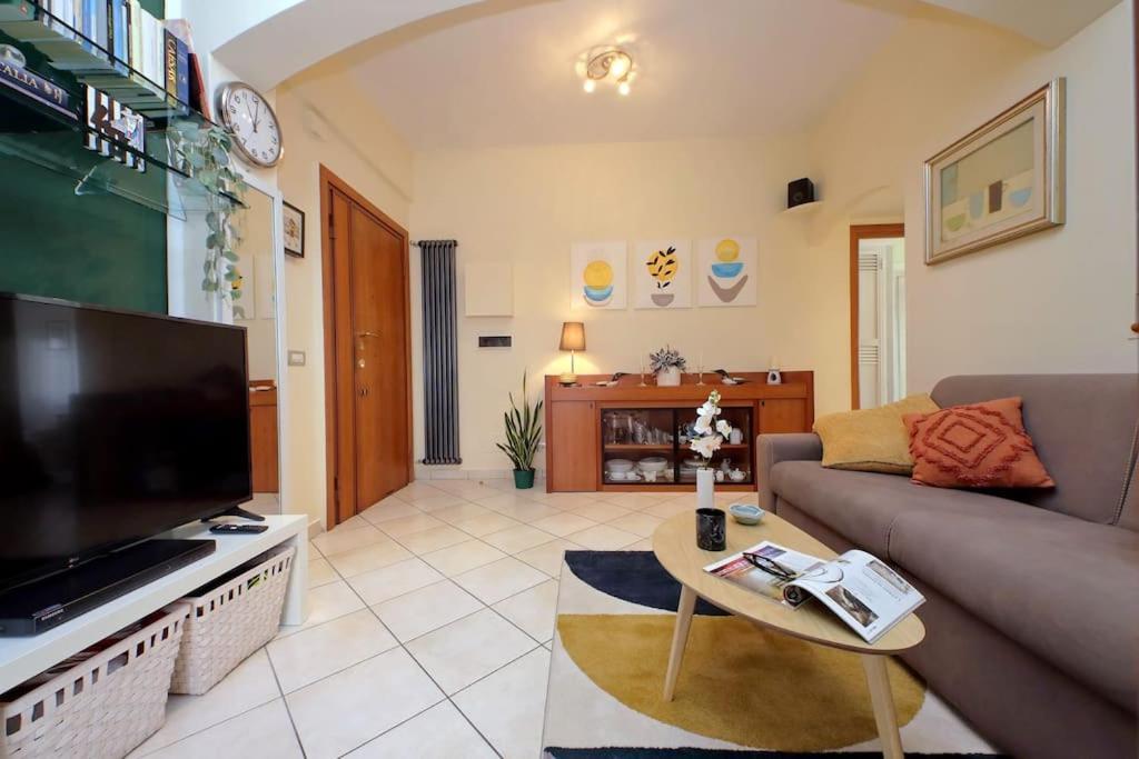 Relax Rome With 2 Balconies - 2 Bedroom Flat, 3Rd Floor With Lift, High Comfort, Quite, A Walk From Urban Train Station Gemelli And Metro A Stops Battistini & Cornelia Connecting To Center In 20 Minutes, 2 Steps From Bus Stop, Cycle Path, Groceries Buitenkant foto
